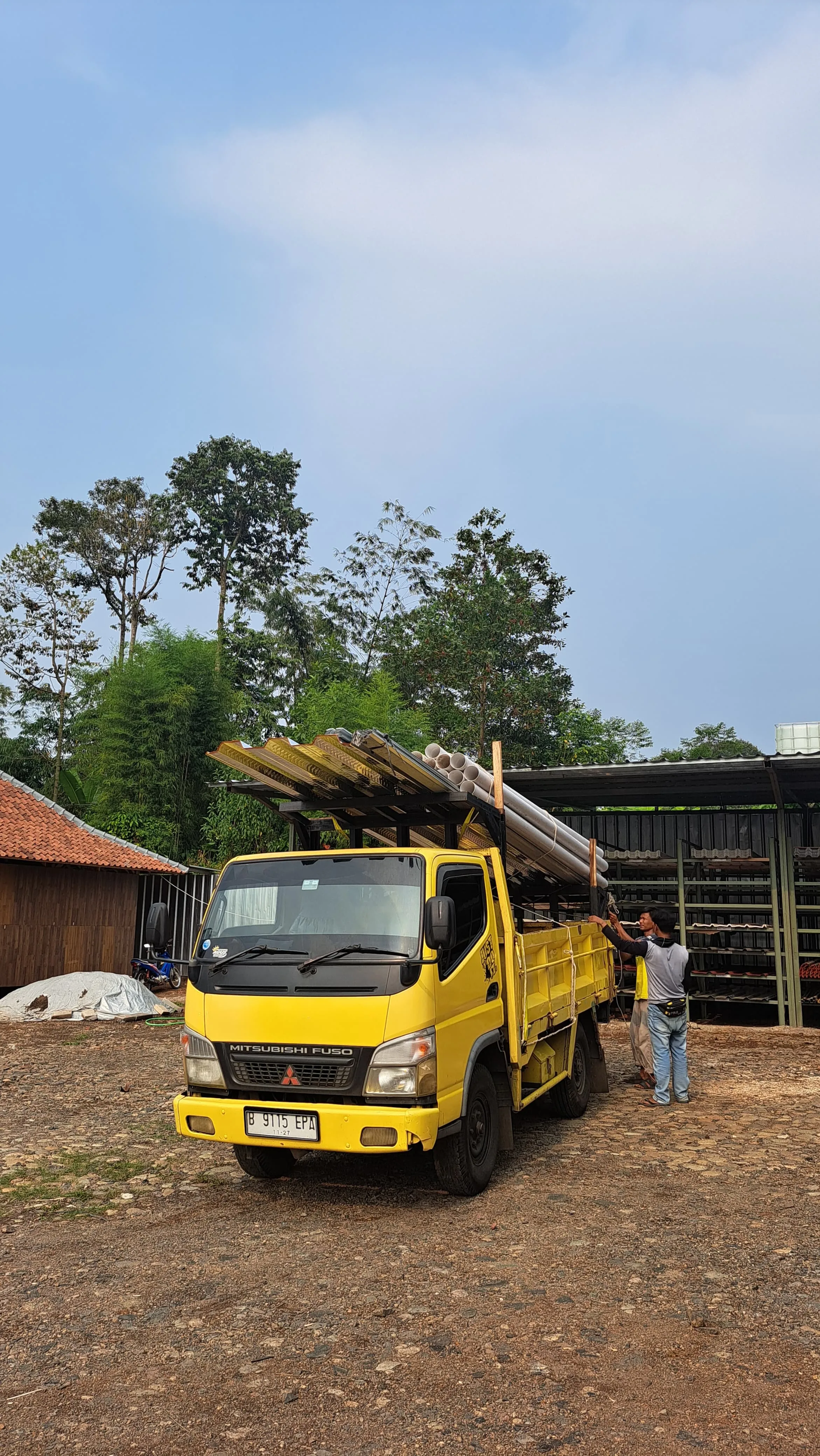 Pengiriman pipa dan material bangunan oleh Takka Steel