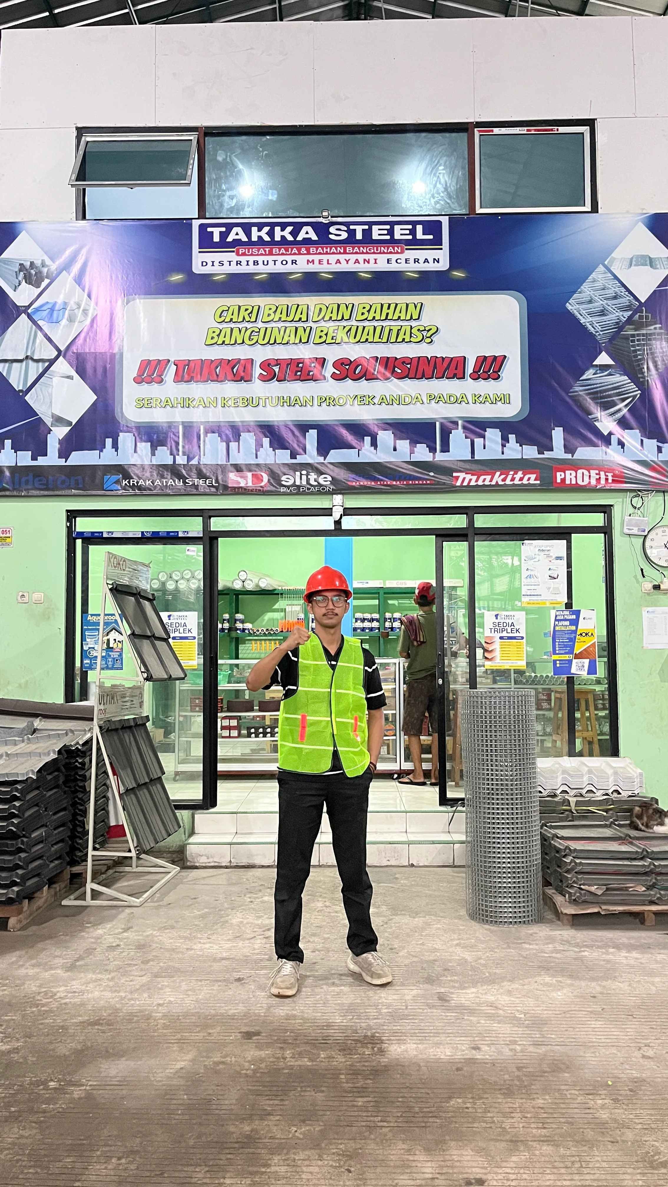 Founder Takka Steel di depan toko