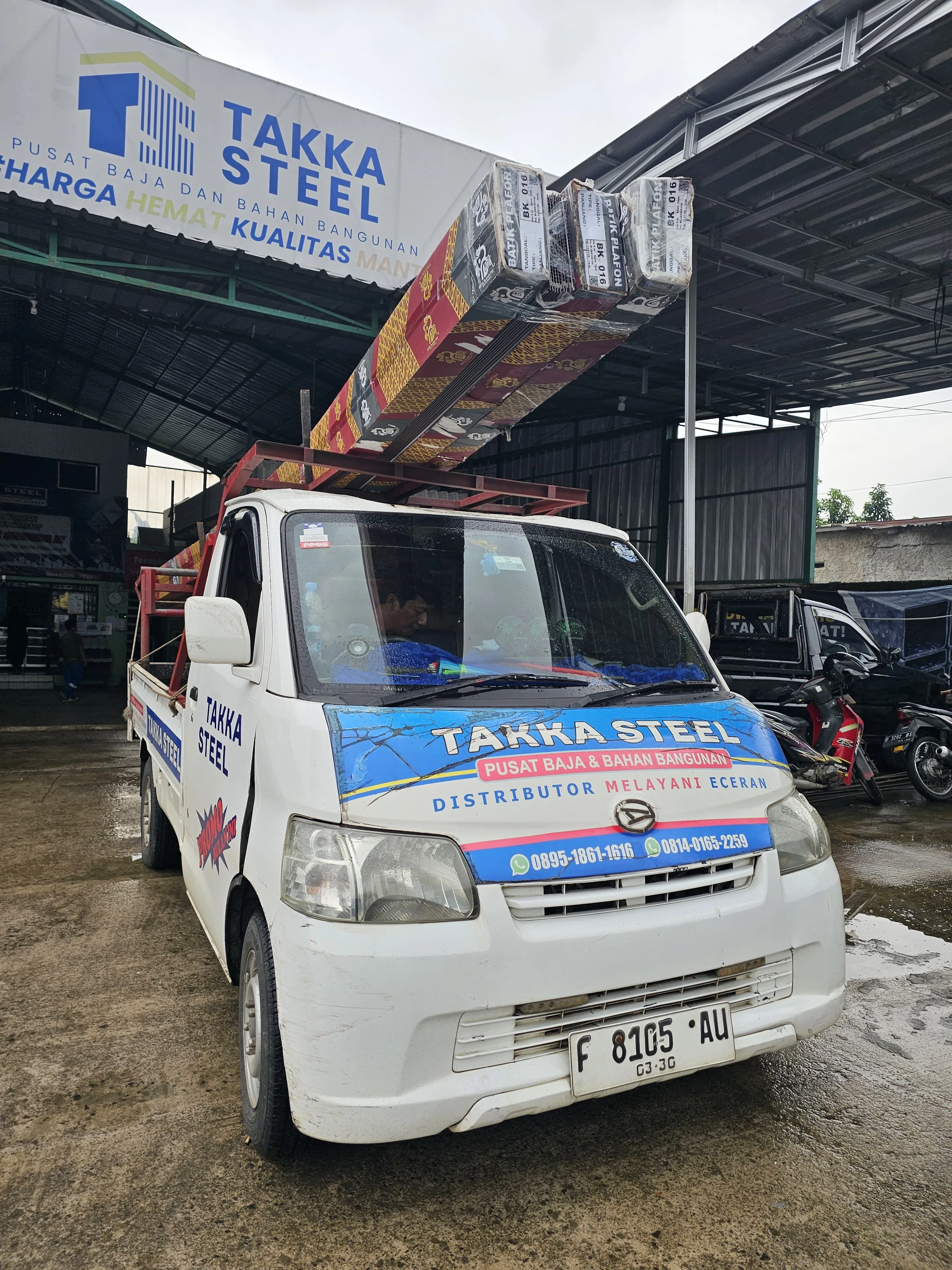 Proses pemuatan pipa besi hollow ke armada Takka Steel