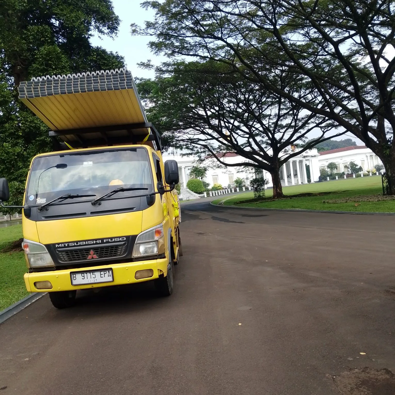 Pengiriman material Takka Steel ke area Istana Bogor