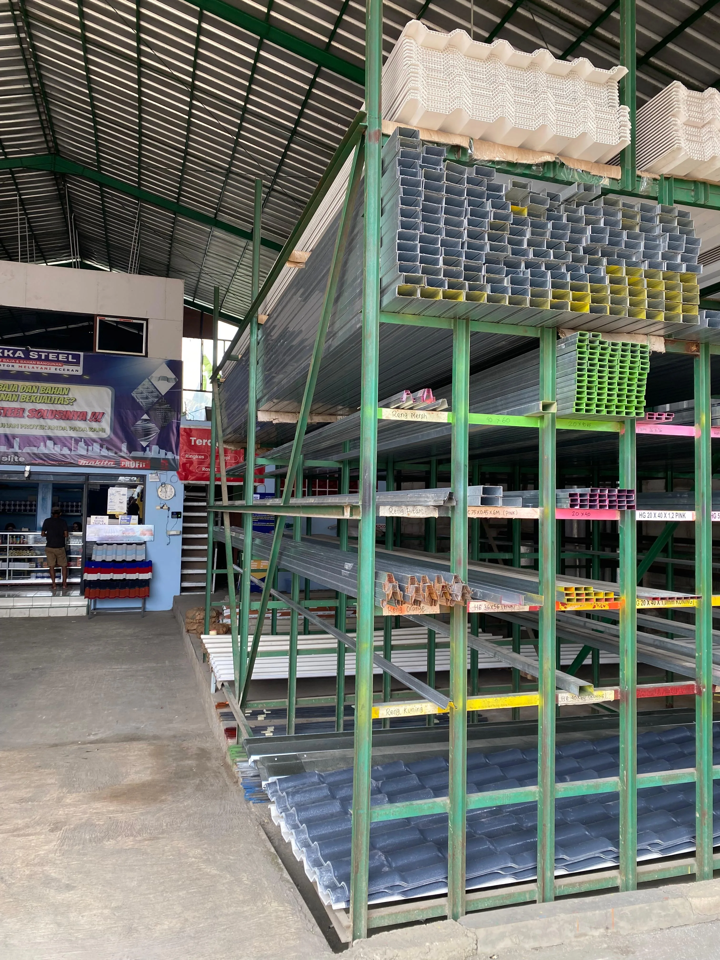 Stok besi dan baja ringan tertata rapi di rak toko Takka Steel